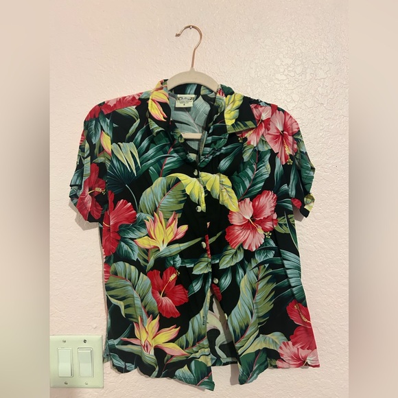 go barefoot Tops - Women’s size small button up Hawaiian shirt.